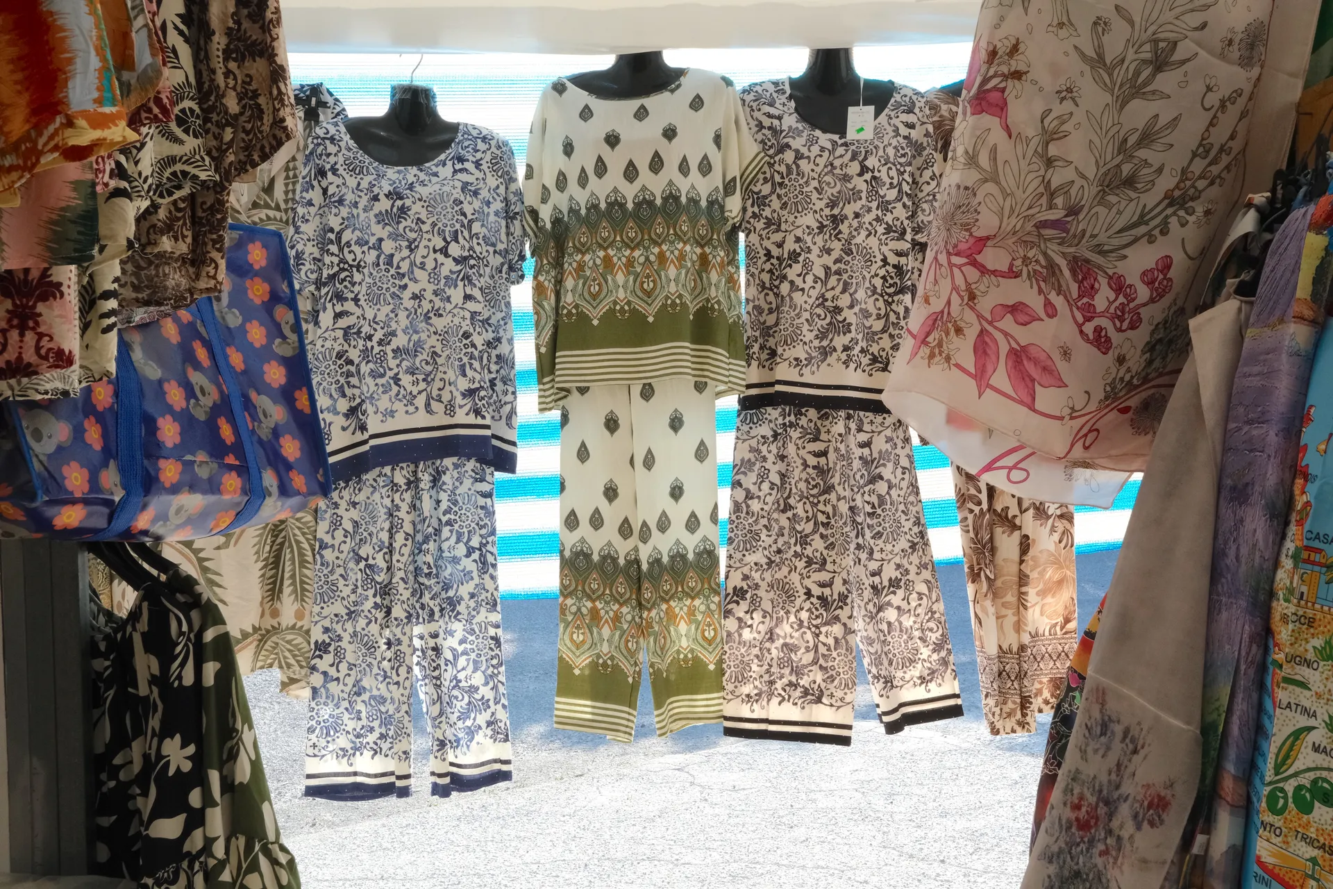 Vestiti in vendita al mercato di Santa Maria Di Leuca